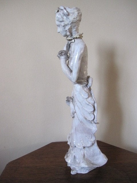 Porseleinen beeld van dame, gesigneerd, 47 cm hoog, Antiek en Kunst, Gemerkt, Ophalen of Verzenden, 20 - 50 cm, Beeld