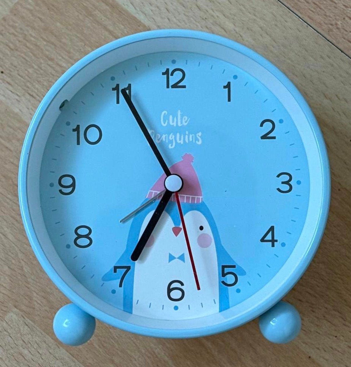 Leuke wekker voor de kinderkamer. Blauw. Cute Penguins, Ophalen of Verzenden, Zo goed als nieuw, Analoog