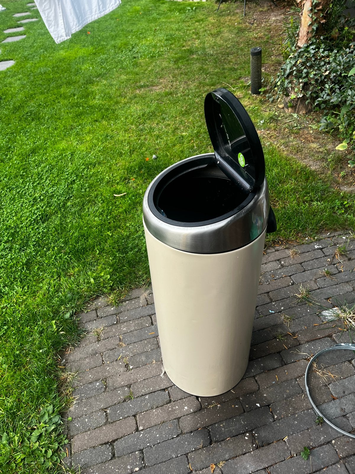 Brabantia prullenbak - beige met RVS accenten, Ophalen, Gebruikt, Met pedaal, 40 liter of meer