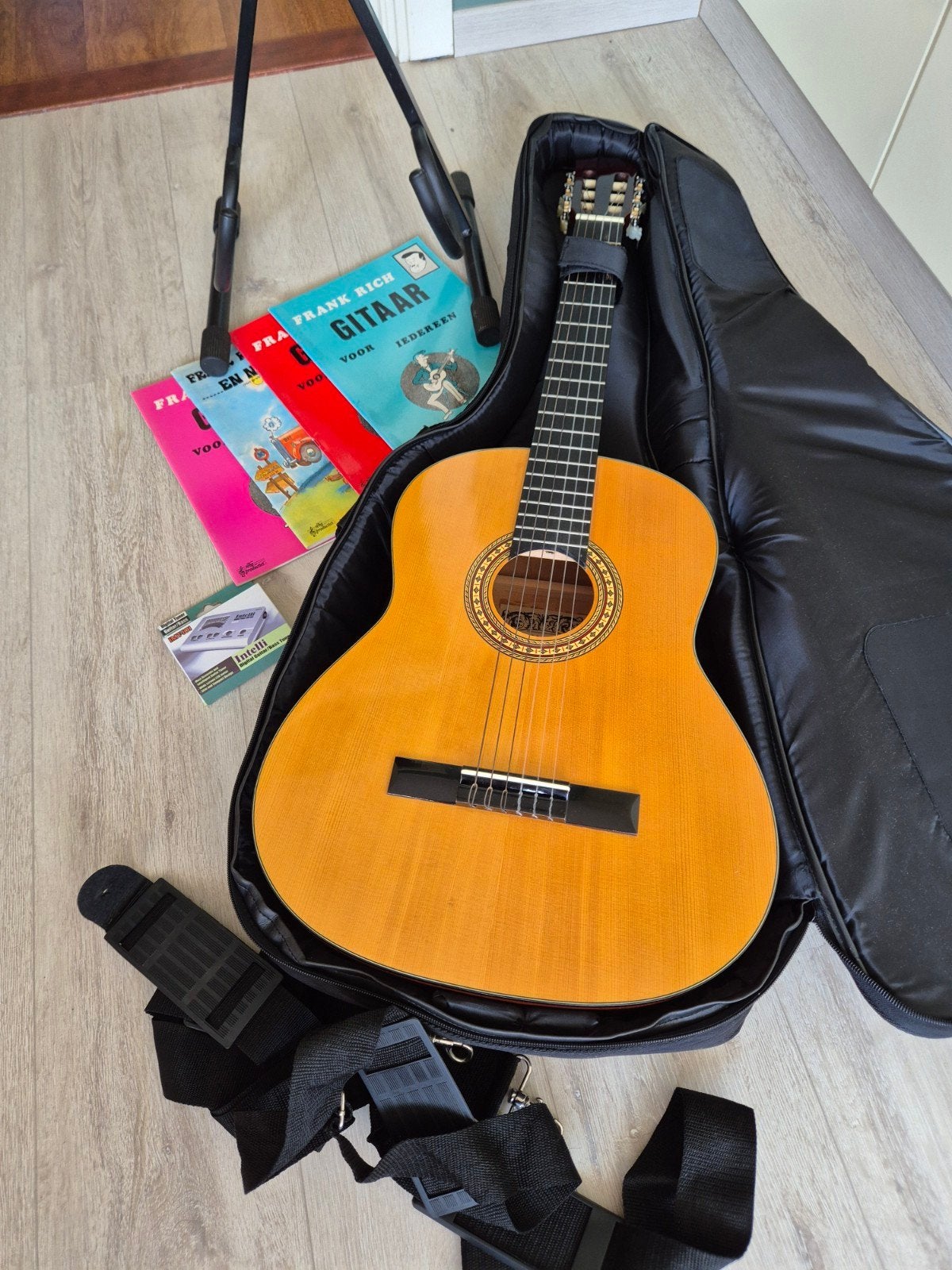 Gitaar mooi met stemmer ,standaard en boeken, Muziek en Instrumenten, Snaarinstrumenten | Gitaren | Akoestisch, Ophalen, Zo goed als nieuw