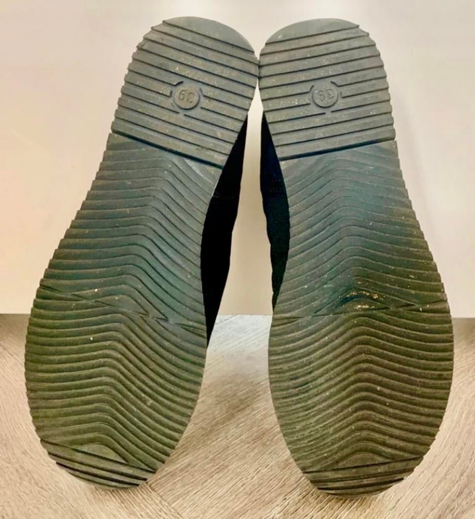 Zwarte sneakers met zilveren accenten, Kleding | Dames, Schoenen, Ophalen of Verzenden, Gedragen, Zwart, Sneakers of Gympen