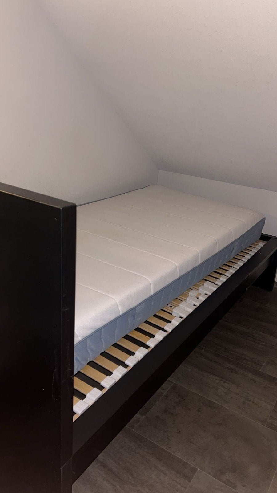 Zwart eenpersoonsbed met lattenbodem en matras, Ophalen, Gebruikt, 90 cm, Eenpersoons
