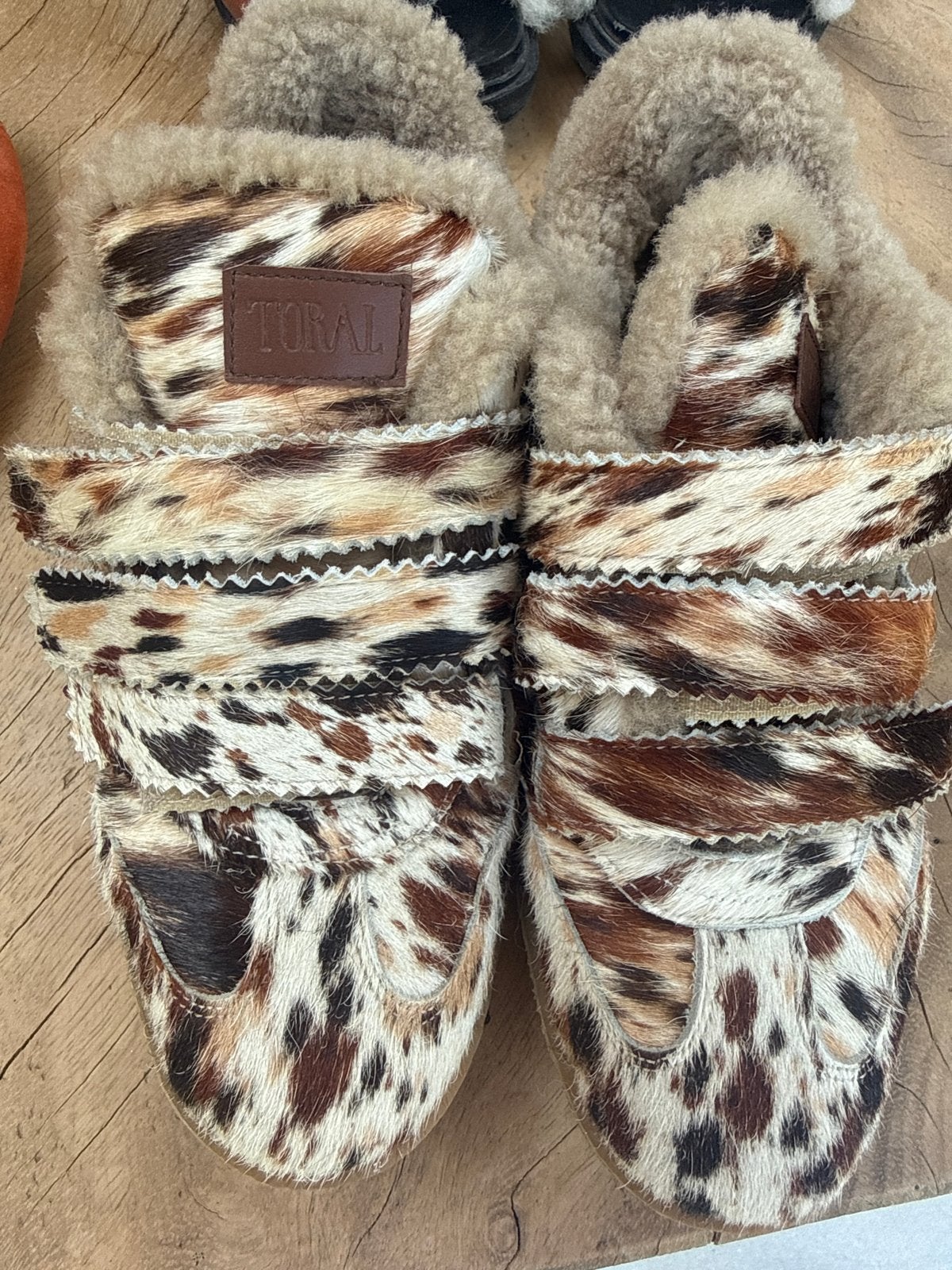 Toral sneakers maat 40 met luipaardprint en bont, Ophalen of Verzenden, Zo goed als nieuw, Bruin, Pantoffels of Sloffen