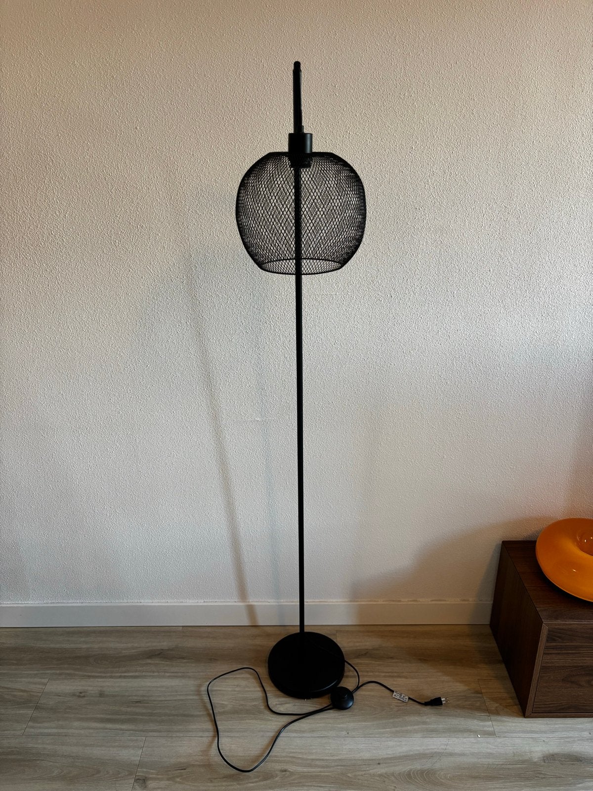 Staande lamp met zwart metalen gaas kap, Ophalen, E27 (groot), Zo goed als nieuw, Metaal