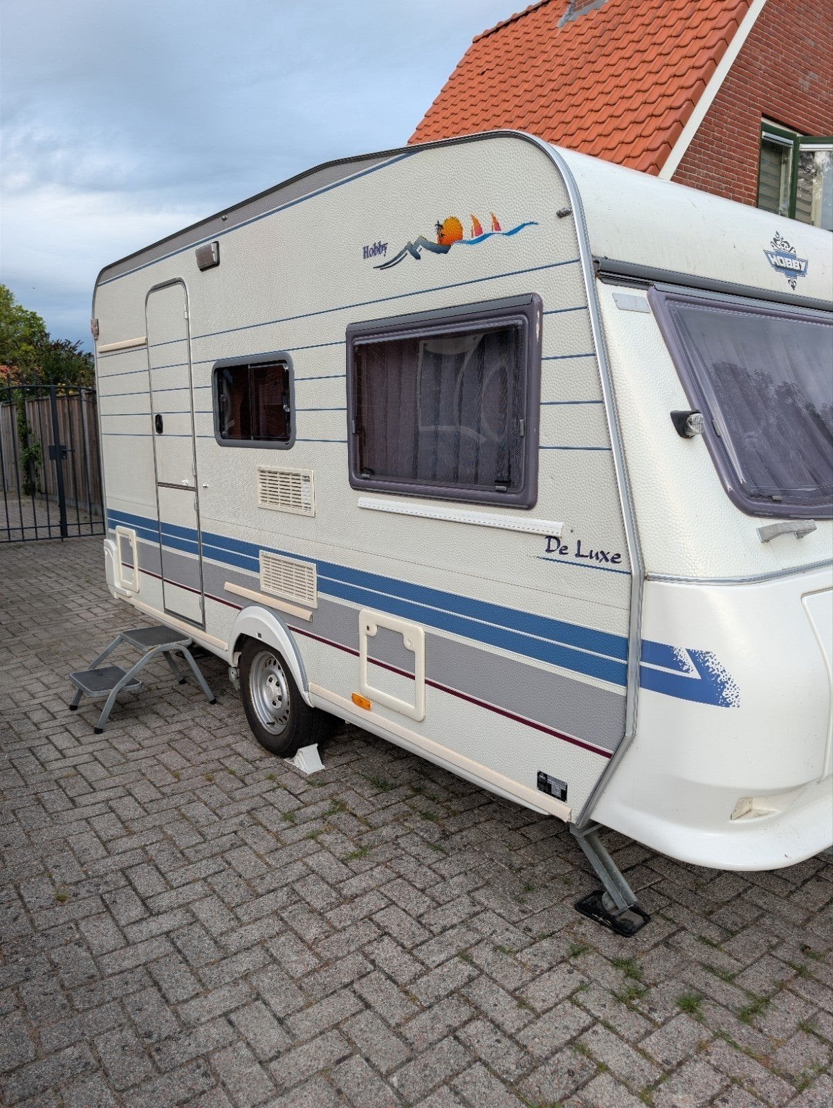 Zeer nette Hobby de Luxe 400 met veel extras!!!, Caravans en Kamperen, Caravans, Hobby, Dwarsbed, Treinzit, Particulier