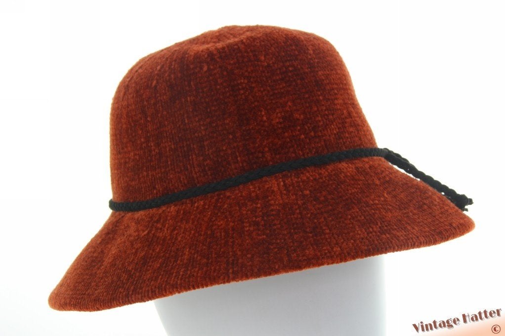 Vintage Dameshoed Kate Mee roodbruin velours-achtige stof 58, Kleding | Dames, Hoeden en Petten, Hoed, Ophalen of Verzenden, Zo goed als nieuw