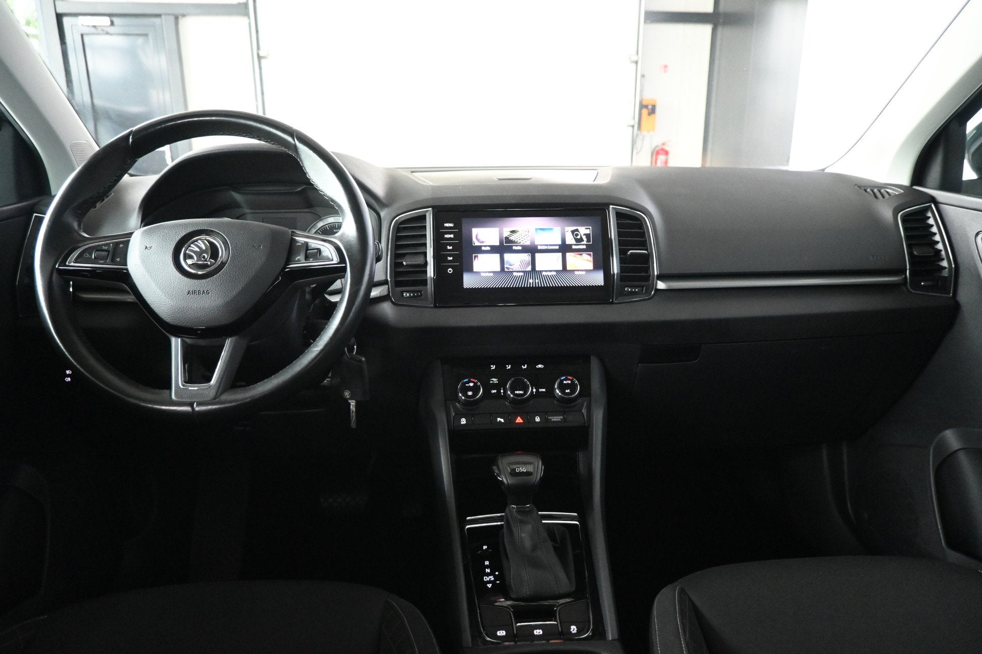 Skoda Karoq 1.0 TSI Ambition Business Automaat Cruise Clima, Auto's, Stof, Gebruikt, Met garantie (alle), 1261 kg