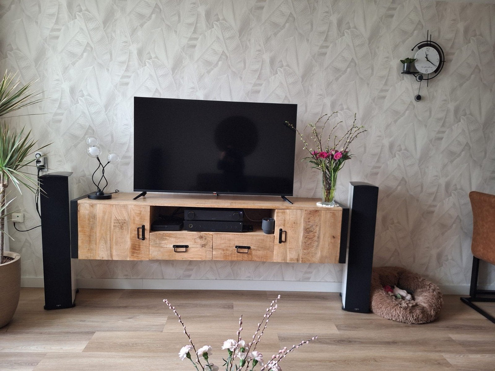 Zwevend TV-meubel van mangohout, Ophalen, Modern, Industrieel, 150 tot 200 cm, Zo goed als nieuw