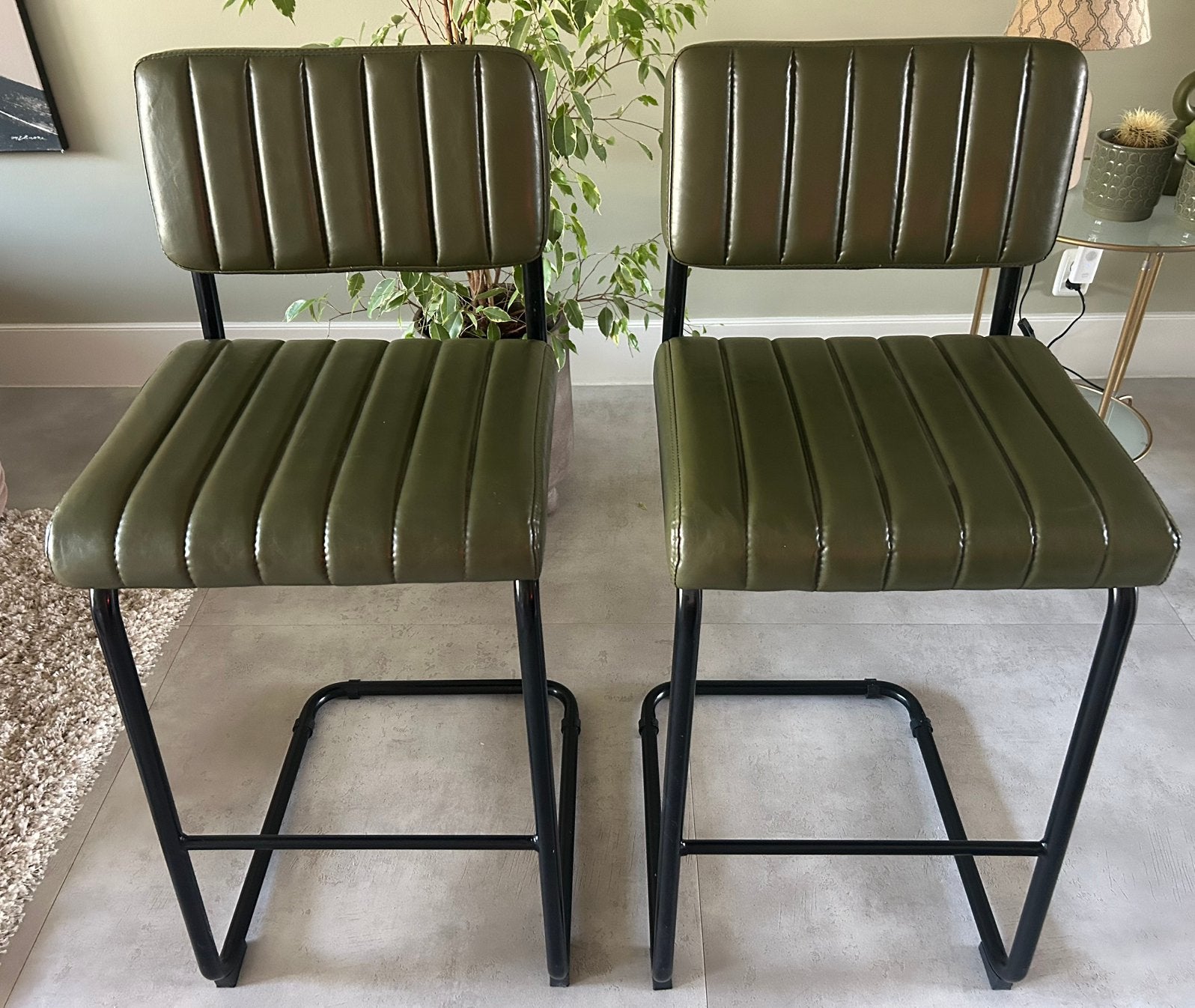 2 nieuwe olijfgroene barkrukken, Huis en Inrichting, Ophalen, Met voetsteun, 60 tot 90 cm, Nieuw