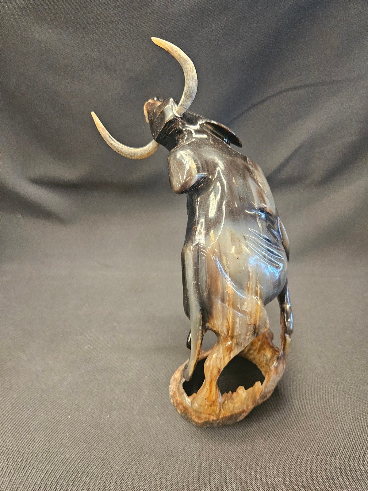 Uniek handgesneden beeld van een stier, 28 cm hoog, Natuurlijk materiaal, Ophalen of Verzenden, 20 - 50 cm, Beeld