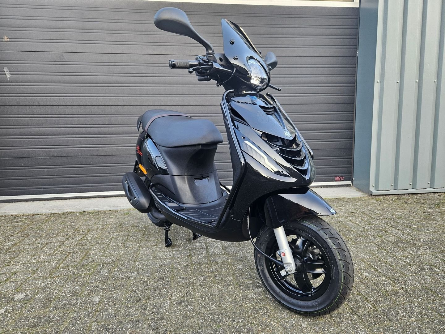 PIAGGIO ZIP 4T E5 BROM 2024 ZWART 4775 KM + OPTIES, Maximaal 45 km/u, Onbekend, Ophalen of Verzenden, Zo goed als nieuw