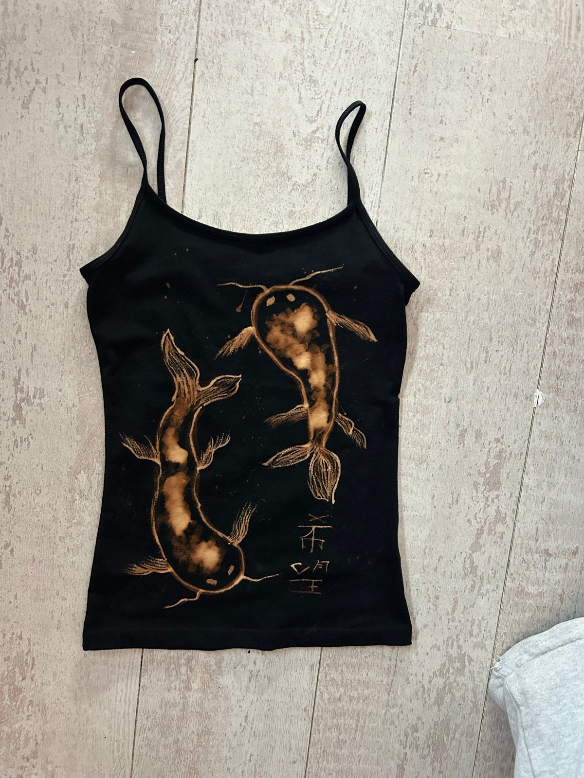 Handgemaakte Cami Top Zwart met Pastel Oranje Koi Karpers, Zwart, Ophalen of Verzenden, Zo goed als nieuw, Zonder mouw
