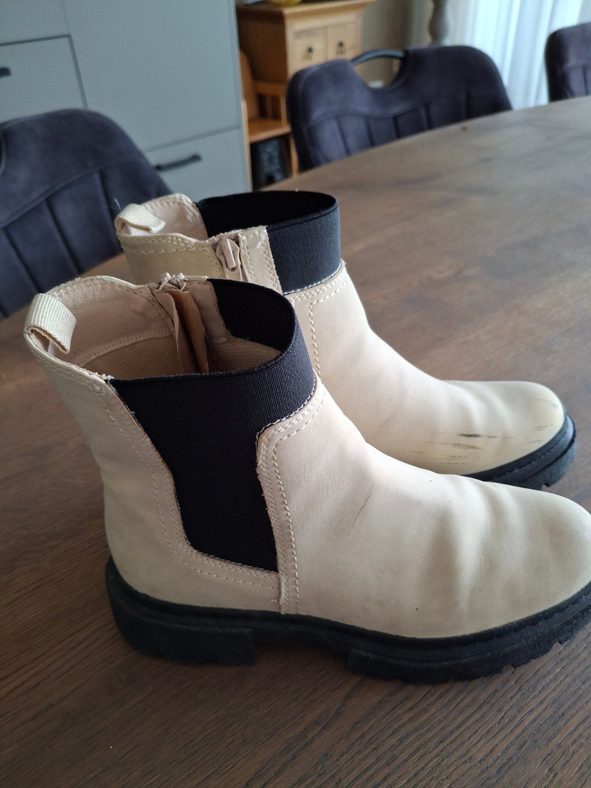 Kort laarsje 15 cm hoog beige maar 38, Beige, Lage of Enkellaarzen, Ophalen of Verzenden, Zo goed als nieuw