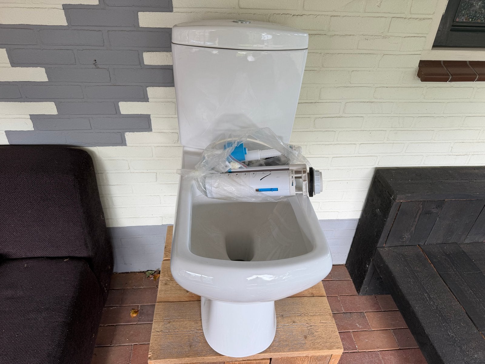 Nieuw toilet met stortbak en binnenwerk, Ophalen, Nieuw, Toilet