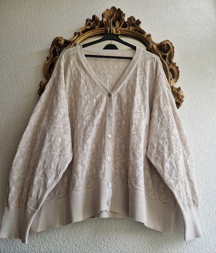 Als nieuw! Only Carmakoma beige opengewerkt vestje knopen, Kleding | Dames, Beige, Trui of Vest, Ophalen of Verzenden, Zo goed als nieuw