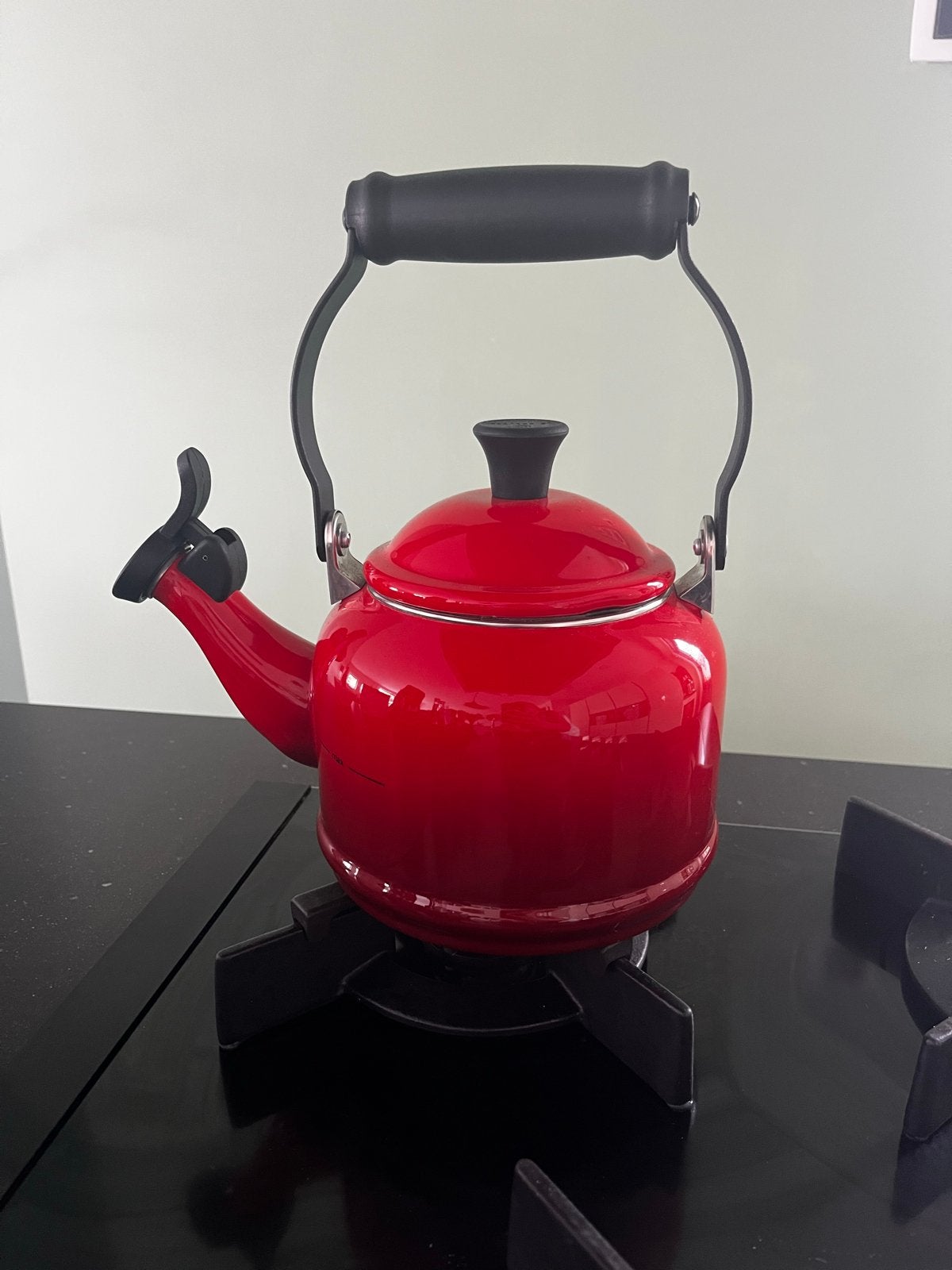 Rode fluitketel van Le Creuset, Witgoed en Apparatuur, Waterkokers, Zo goed als nieuw, 1 tot 2 liter, Ophalen