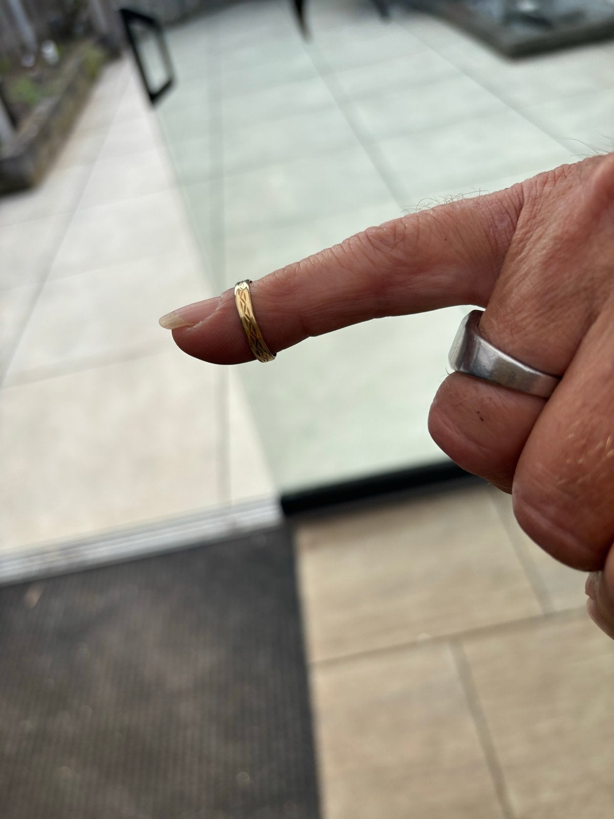 Gouden ring met patroon mt 17 14 k, Sieraden, Tassen en Uiterlijk, Ringen, Zo goed als nieuw, Dame of Heer, Kleiner dan 17, Goud