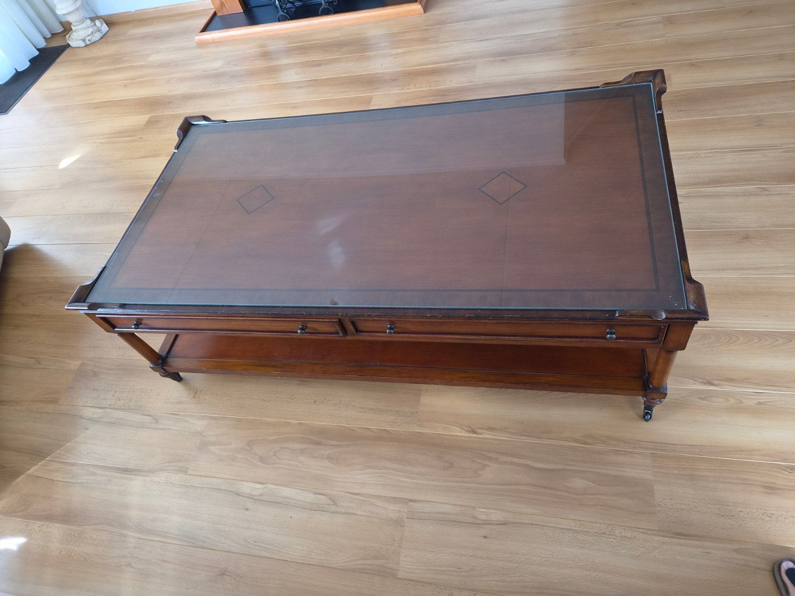 Klassieke salontafel met glasplaat en lades, Huis en Inrichting, Ophalen, 50 – 75, Klassiek, Overige houtsoorten
