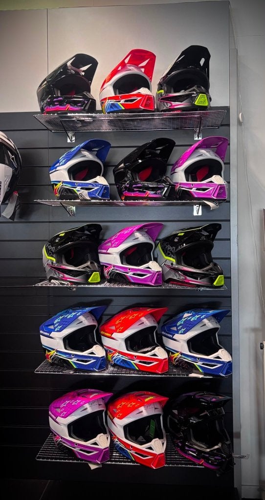 Nieuwe Alpinestars Crosshelmen, Dames, Info@alpinestars.com, Via Guido Rossa 1, 31010 Coste di Maser (TV), Italië, Ophalen