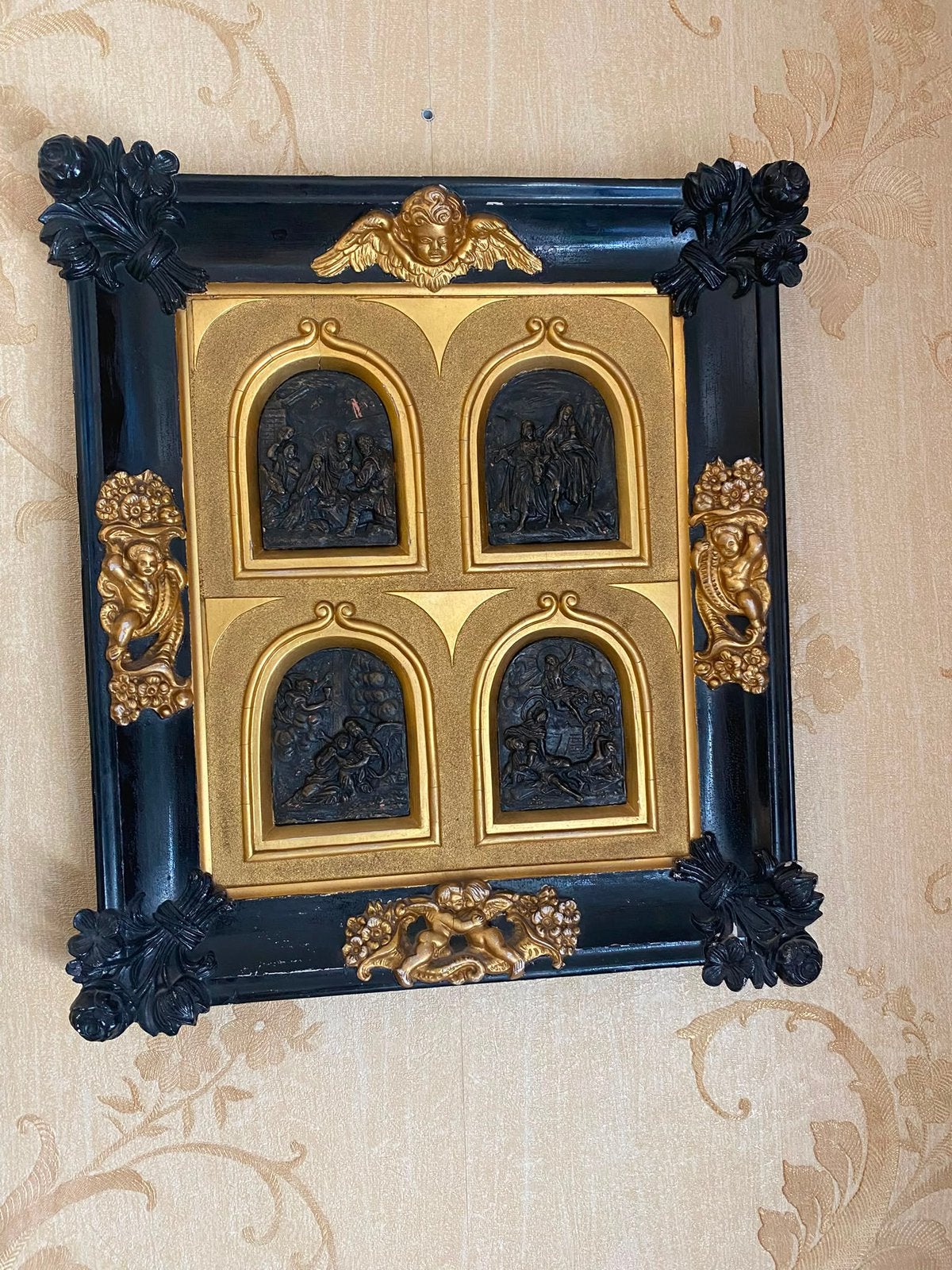 Victoriaanse reliëf panelen verguld zwart, Ophalen