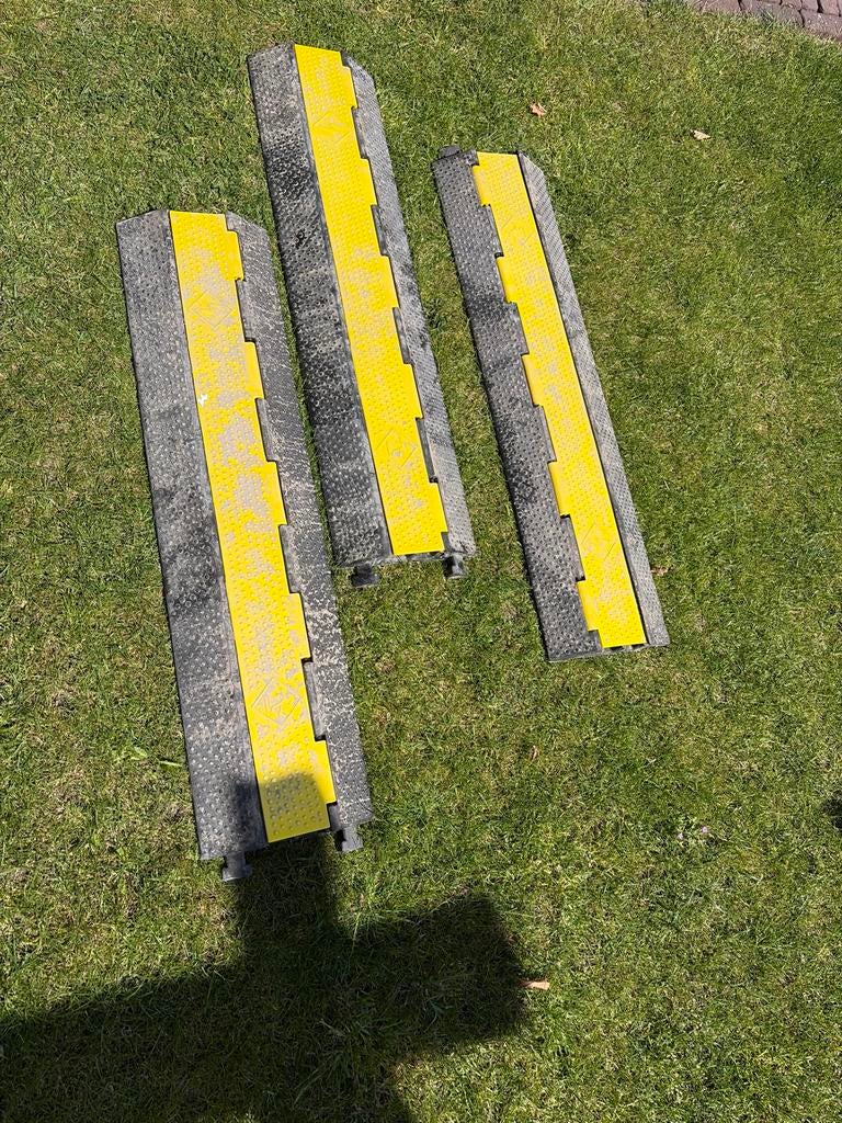 Kabelgoot / Kabelbrug - 3 stuks, Doe-het-zelf en Verbouw, Ophalen, Zo goed als nieuw, Overige typen