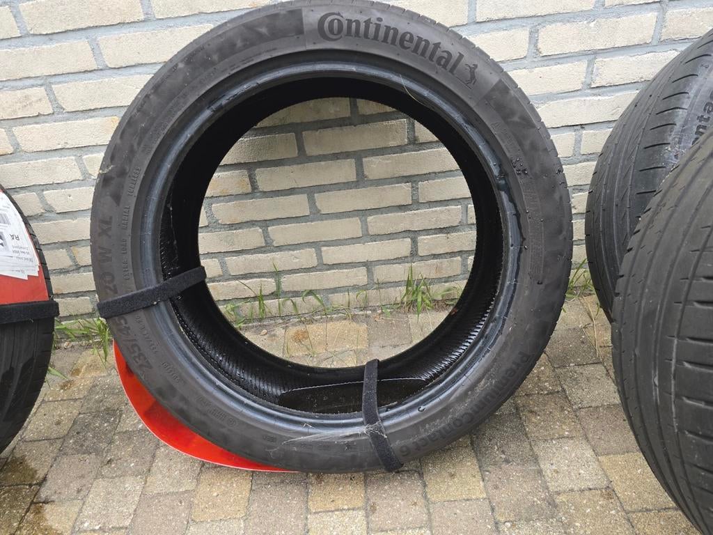 Set 4 zomerbanden in maat 235/45
R20 ContiSeal, Ophalen of Verzenden, Gebruikt