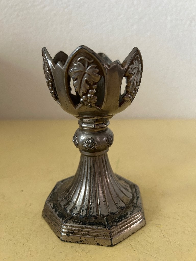 Antieke zilverkleurige kandelaar - druivenreliëf, Ophalen of Verzenden, Overige materialen