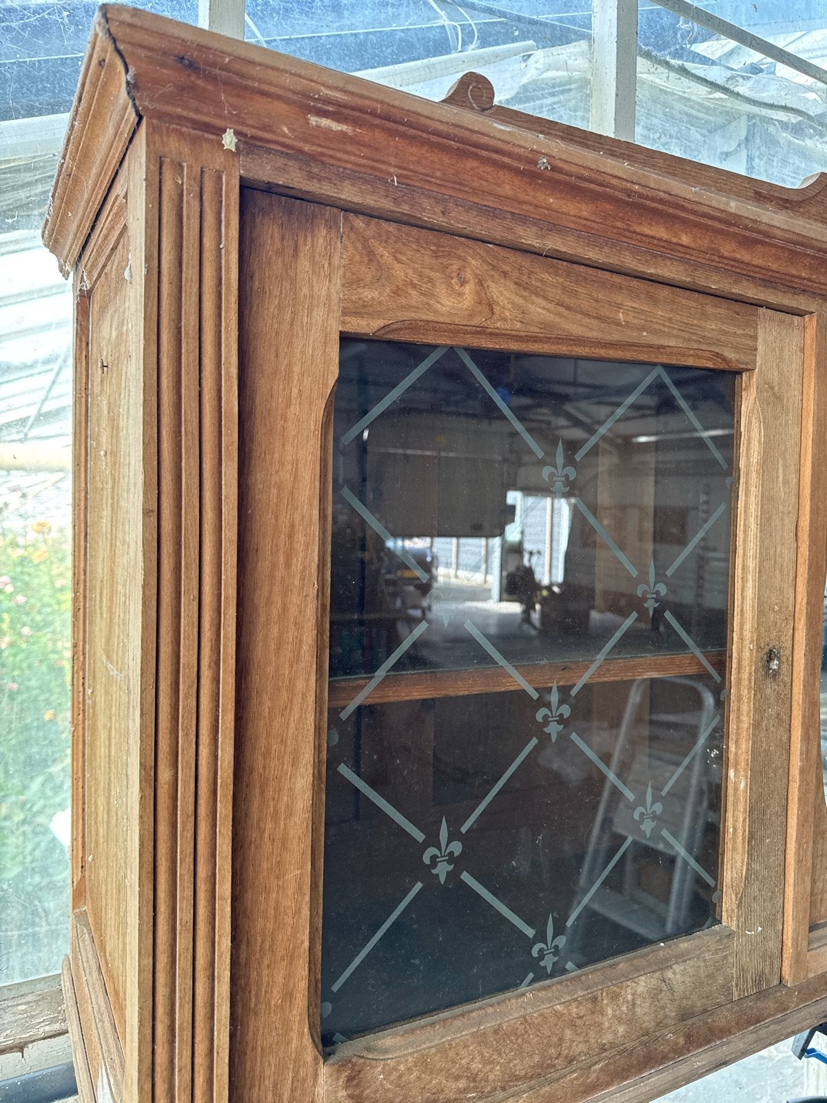 Foto 3 van Antieke houten wandkast met glas-in-lood deuren