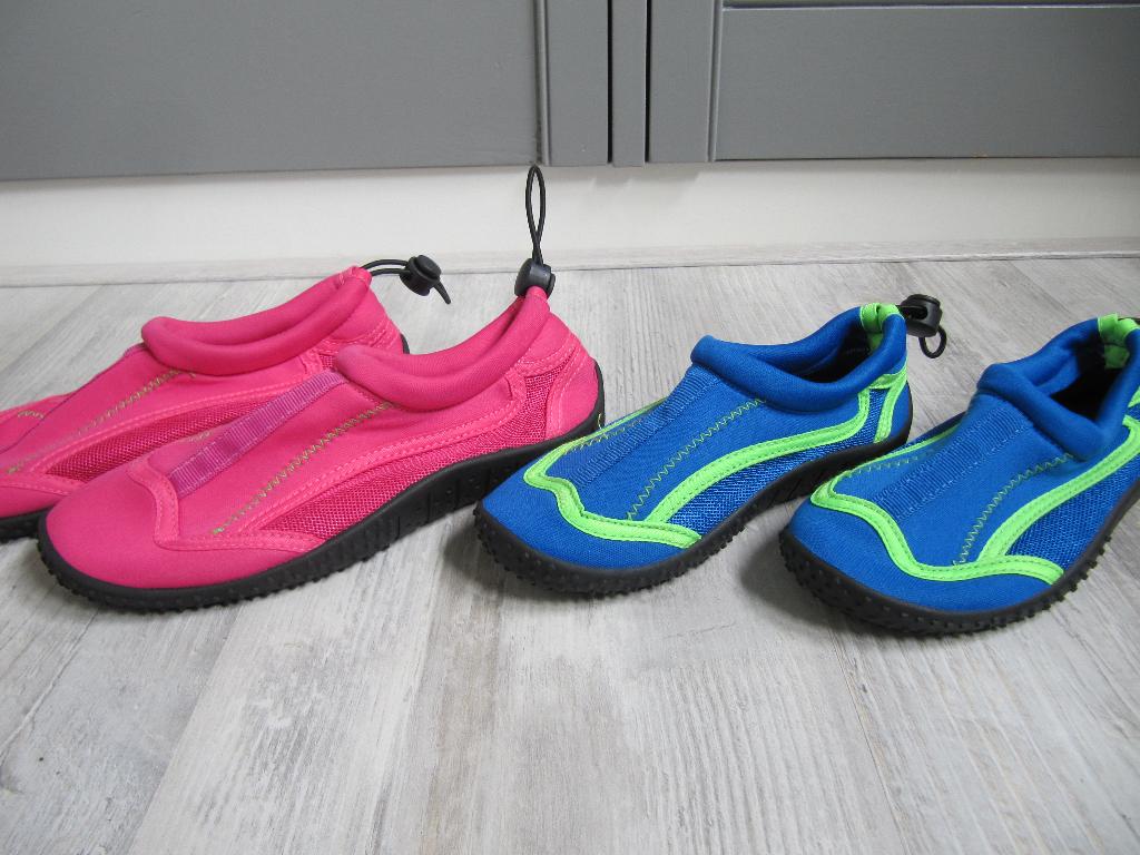 Waterschoentjes maat 27 en 32, Kinderen en Baby's, Kinderkleding | Schoenen en Sokken, Ophalen, Zo goed als nieuw, Jongen of Meisje