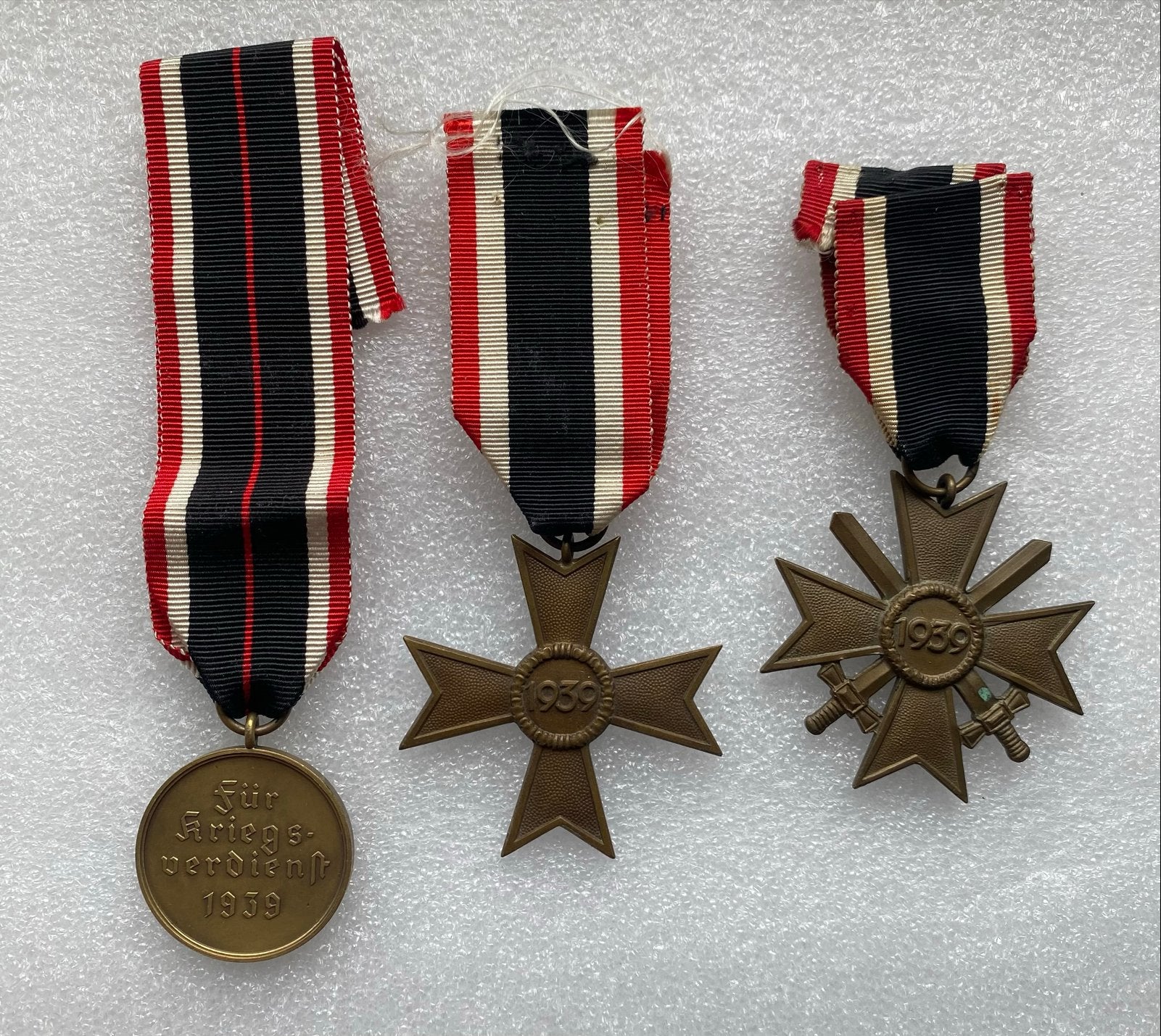 Drie orginele Duitse Oorlogsmedailles WOII met lint, Verzamelen, Verzenden, Overige soorten, Duitsland, Lintje, Medaille of Wings