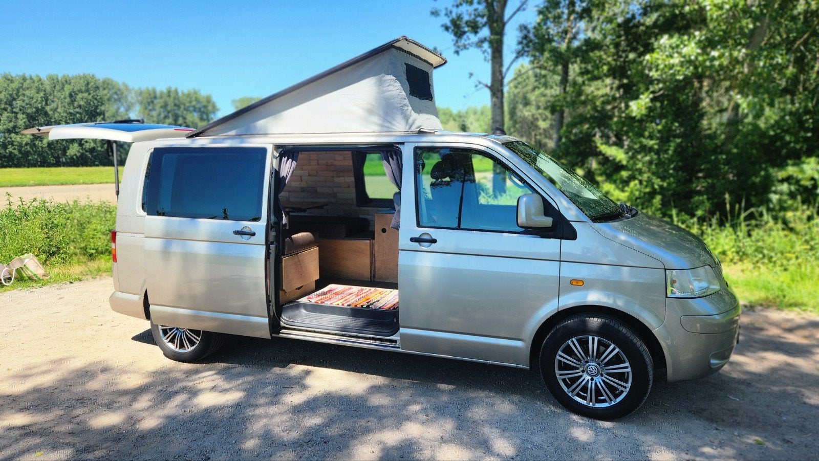 Volkswagen T5 Camper met hefdak en complete inbouw, Caravans en Kamperen, Campers, Automaat, Buscamper of Camperbus, Volkswagen