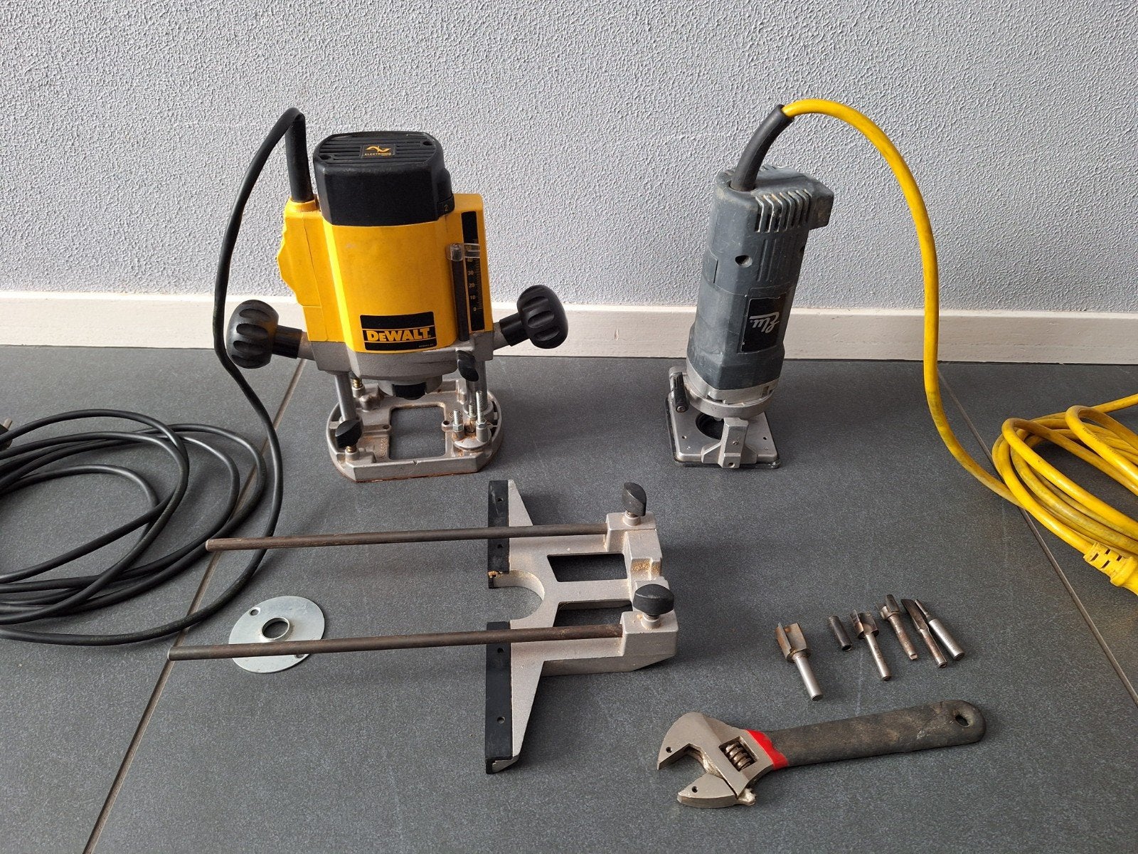 Dewalt DW615 bovenfrees en Elu kantenfrees / laminaatfrees, Doe-het-zelf en Verbouw, Gereedschap | Freesmachines, Ophalen of Verzenden