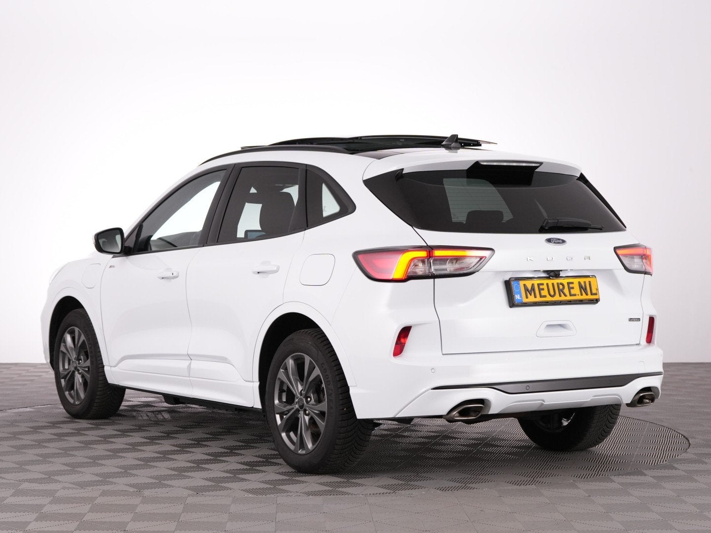 Foto 2 van Ford Kuga 2.5 PHEV ST-Line X | PANORAMADAK | Winter PACK | B