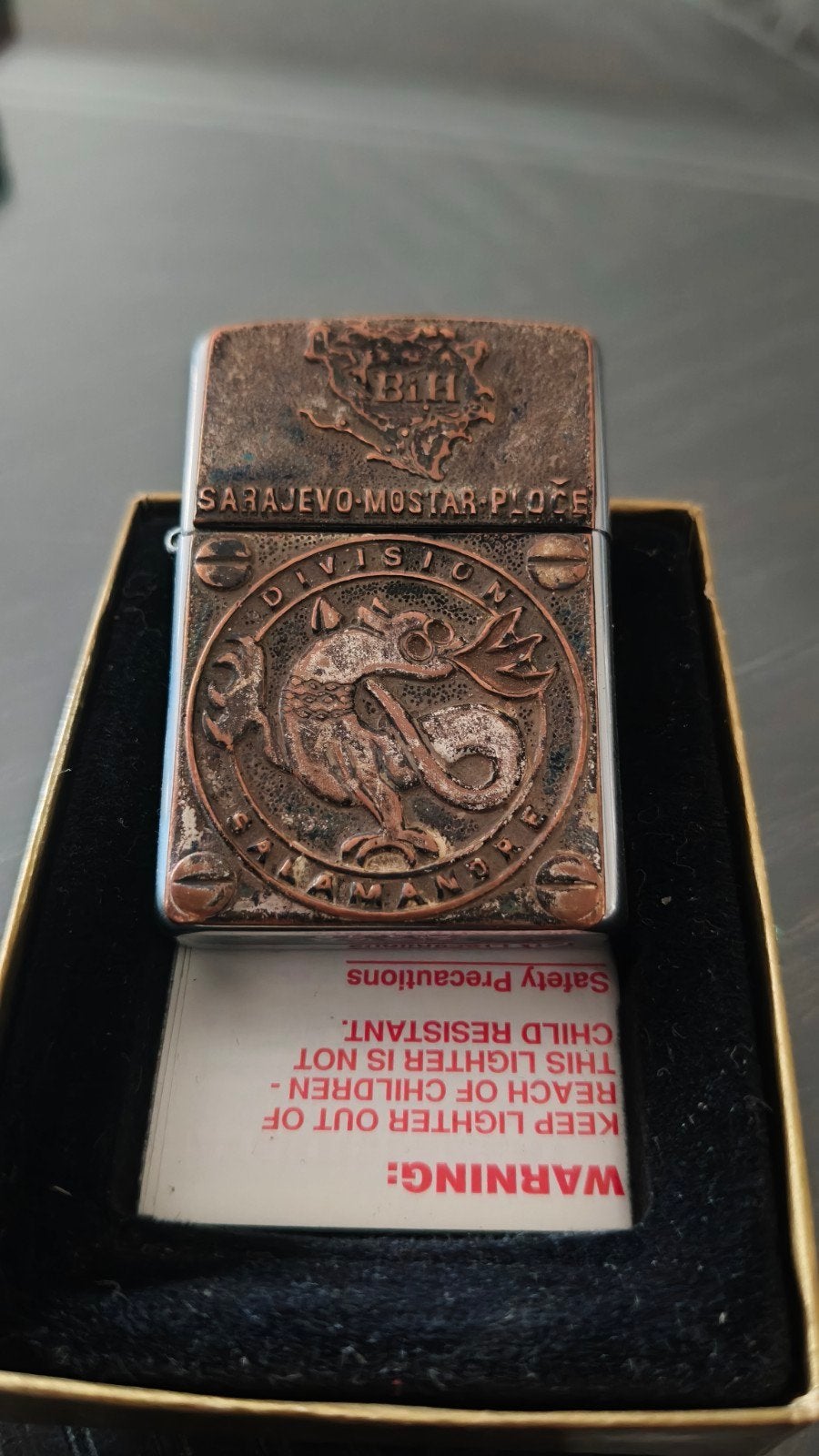 Zippo aansteker Sarajevo-Mostar-Ploce, zeldzaam design, Ophalen of Verzenden, Zo goed als nieuw, Aansteker