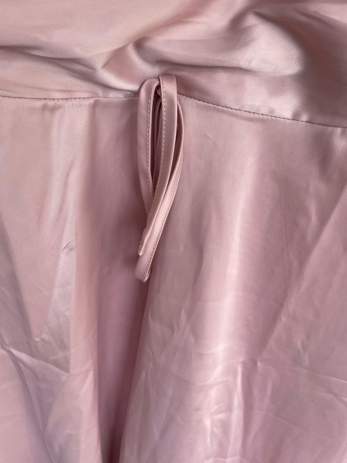 Roze satijnen jurk met pofmouwen en diepe V-hals, Kleding | Dames, Nieuw, Ophalen of Verzenden, Roze, Maat 36 (S)