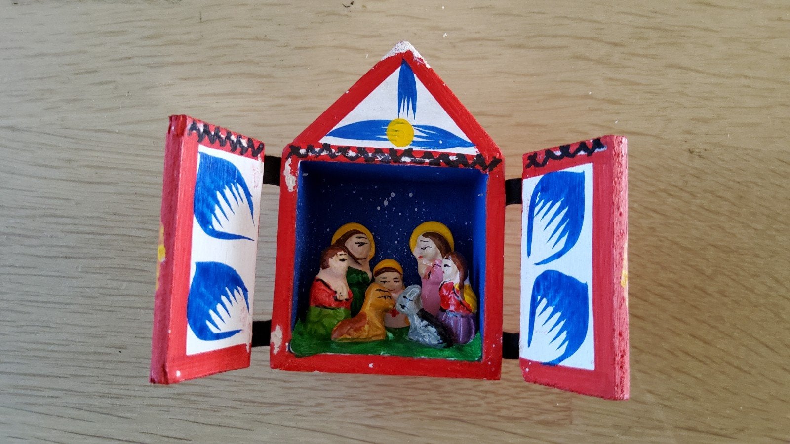 Vintage mini kleurig kerstgroepje in kerststal met deurtjes., Ophalen of Verzenden
