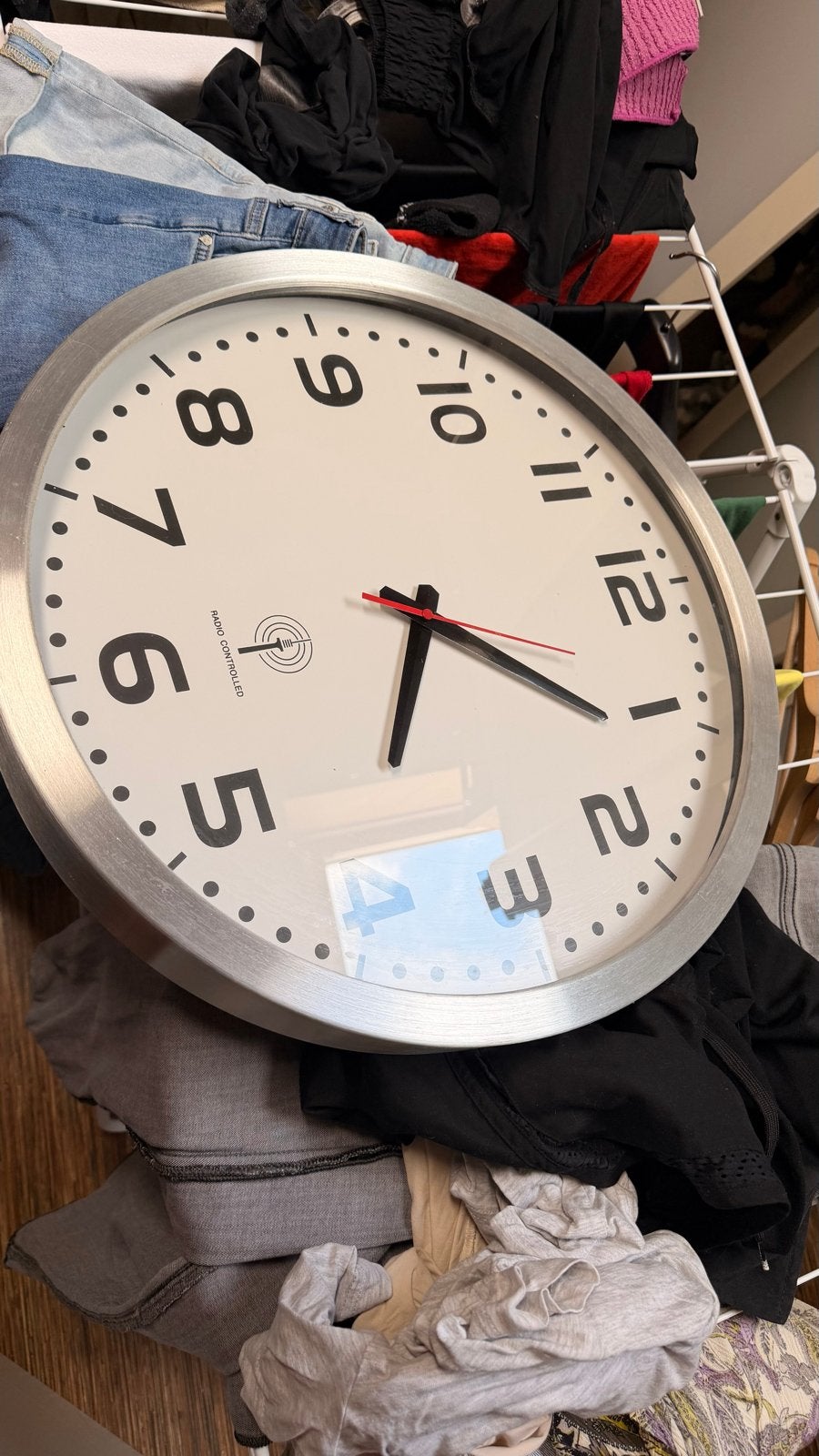 Grote radiogestuurde wandklok - Zilver/Wit 50cm, Radiogestuurd, Analoog, Ophalen of Verzenden, Zilver