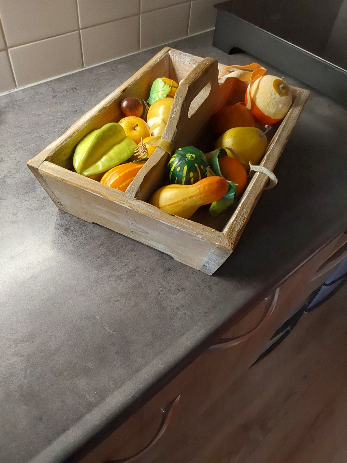 Decoratieve houten bak met kunstfruit en -groenten, Ophalen, Hout, Gebruikt, Meerkleurig