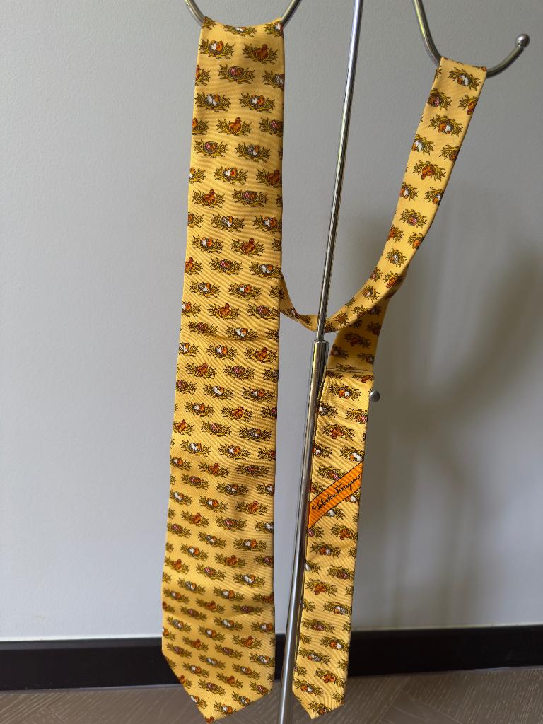 Vintage Salvatore Ferragamo Silk Tie – Yellow Animal Pattern, Ophalen of Verzenden, Zo goed als nieuw, Geel, Overige merken