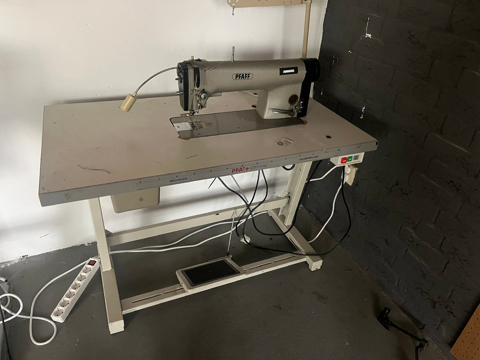 Pfaff industriële jeans machine  - naaimachine- rechtstikker, Ophalen, Zo goed als nieuw, Naaimachine, Pfaff