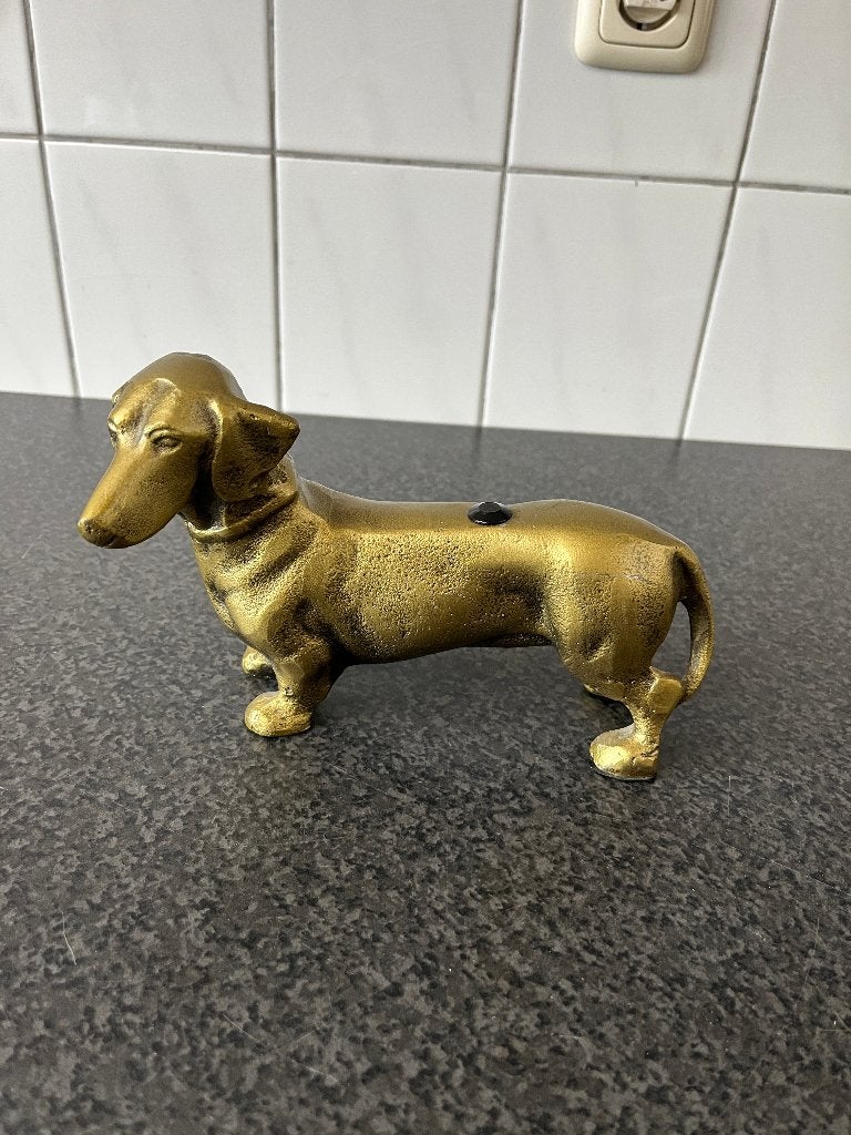 Koper kleurig aluminium  beeldje van een teckel hond ., Ophalen of Verzenden, Gebruikt, Dier