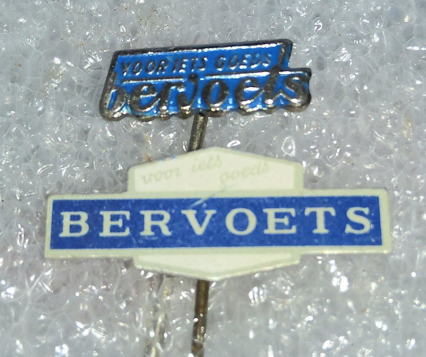 2 Vintage Bervoets Speldjes - Voor iets goeds, Verzamelen, Speldjes, Pins en Buttons, Ophalen of Verzenden, Gebruikt, Merk, Speldje of Pin
