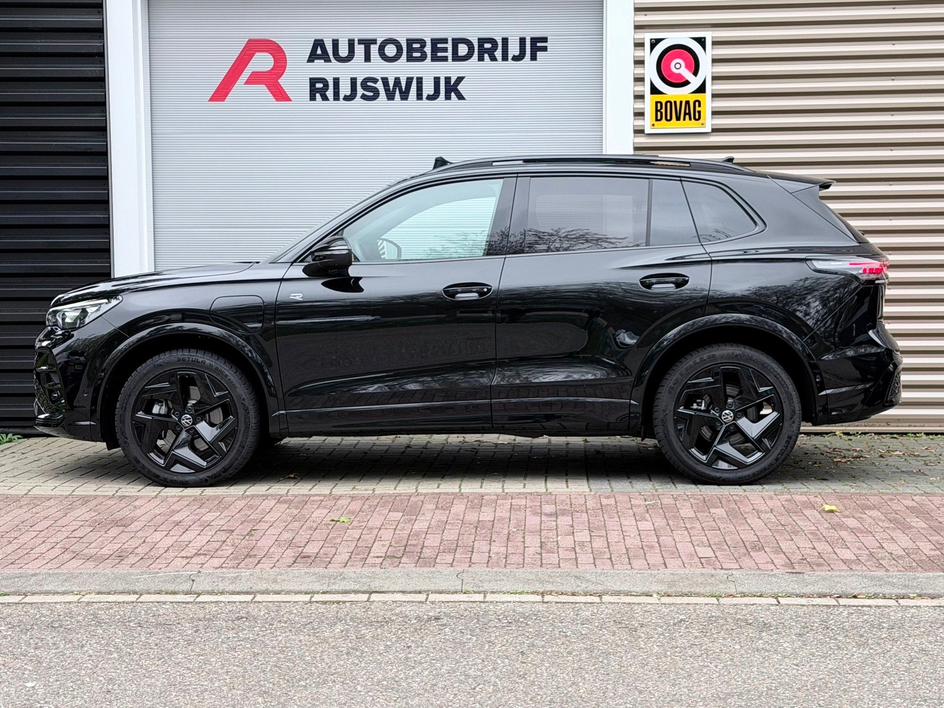 Volkswagen Tiguan 1.5 eHybrid R-Line Pano/360/Massage, Auto's, 4 cilinders, Alcantara, Zwart, Origineel Nederlands