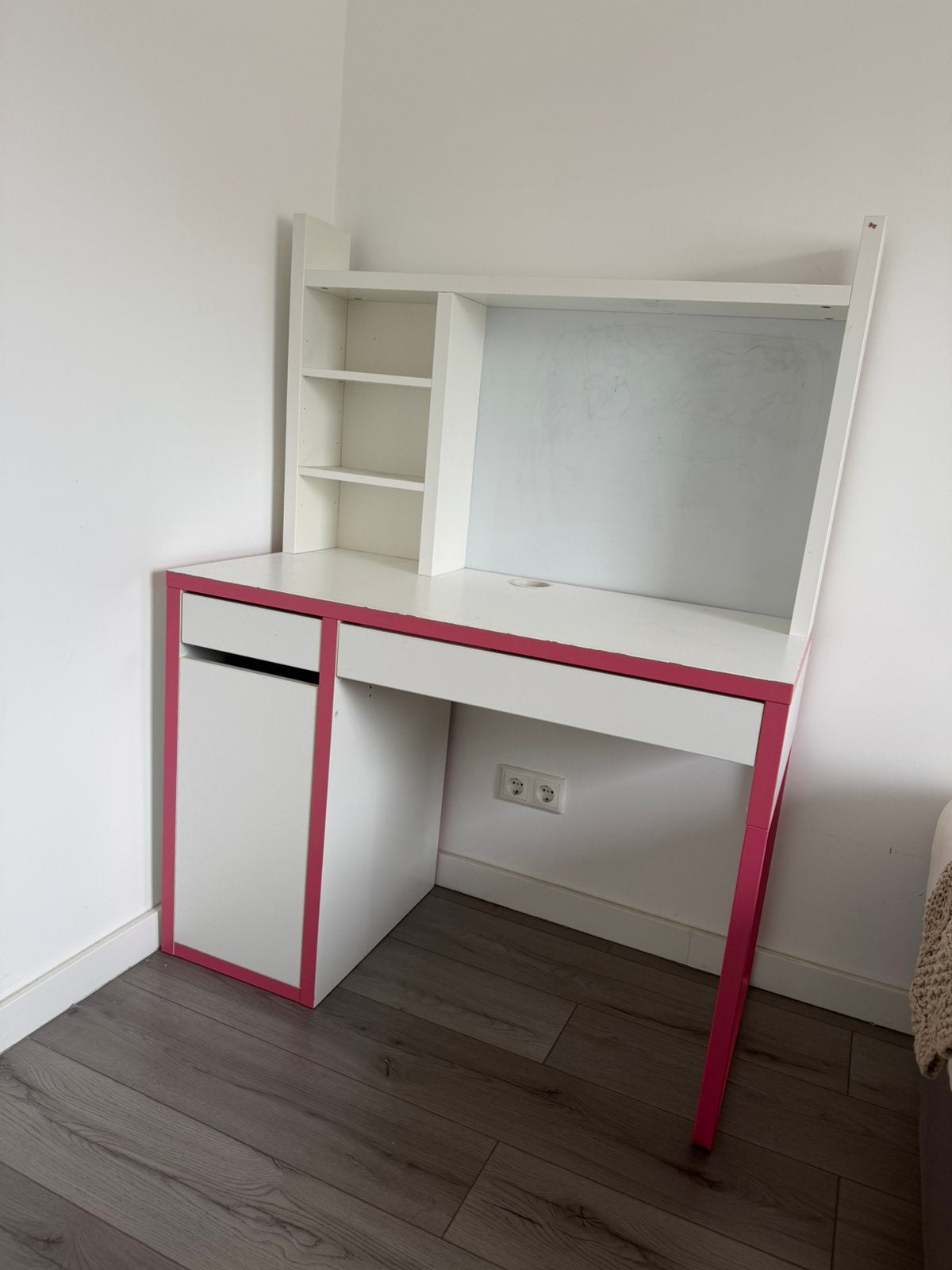 Bureau IKEA Micke wit met roze, Ophalen, Gebruikt, Kabelgoot, IKEA