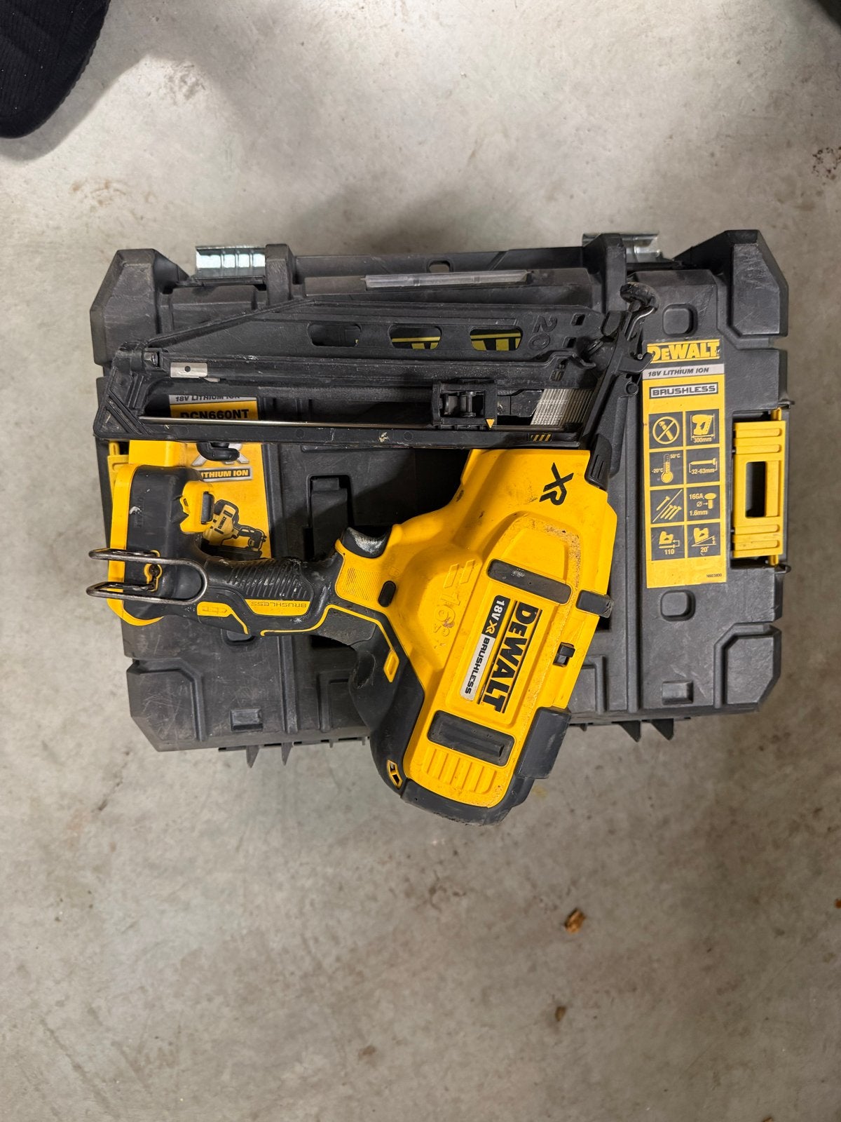 DeWalt DCN660NT 18V XR Brushless Spijkerpistool, Ophalen, Gebruikt, Tacker/nietmachine, DeWalt