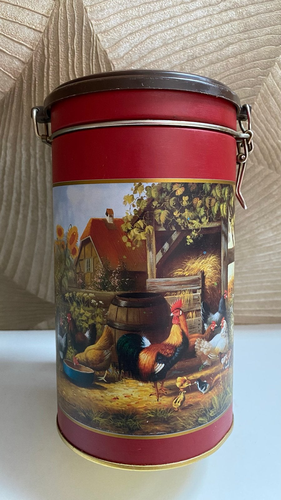 Vintage voorraadblik met boerenerf haan en kippen 1970s, Verzamelen, Blikken, Ophalen of Verzenden, Zo goed als nieuw, Overige