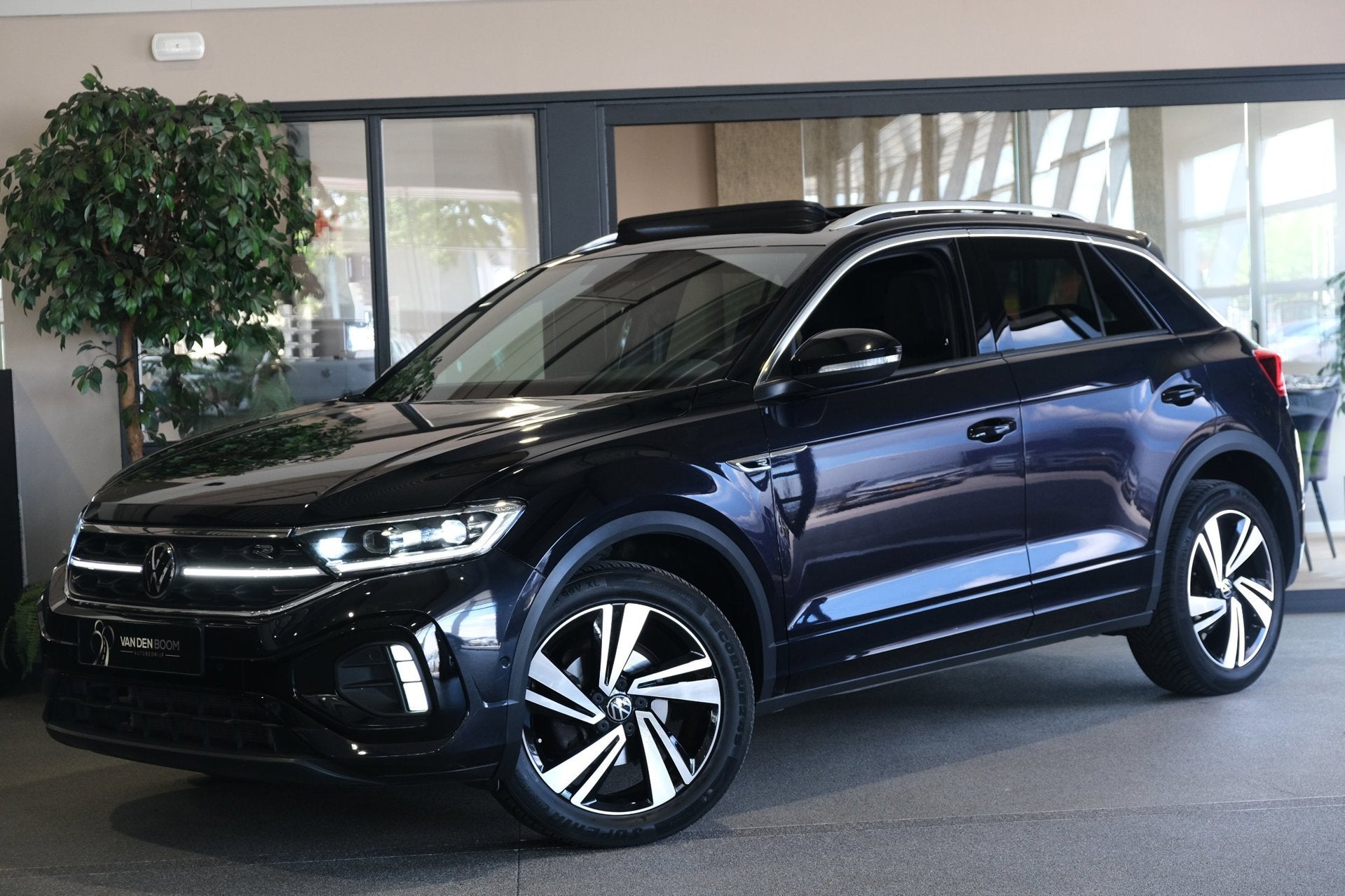 Volkswagen T-Roc 1.5 TSI 2x R-Line 150PK DSG Facelift Pano V, Auto's, Zwart, 4 cilinders, 150 pk, Bedrijf