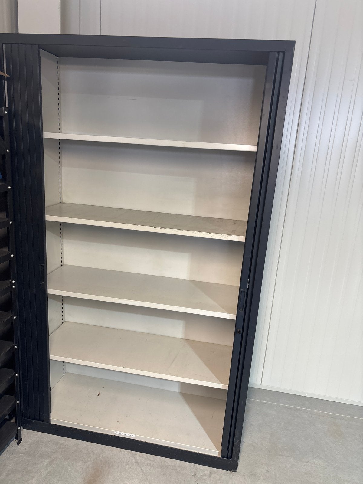 Metalen roldeurkast met meerdere planken, Huis en Inrichting, Kasten | Roldeurkasten en Archiefkasten, Ophalen, Gebruikt, 100 tot 150 cm