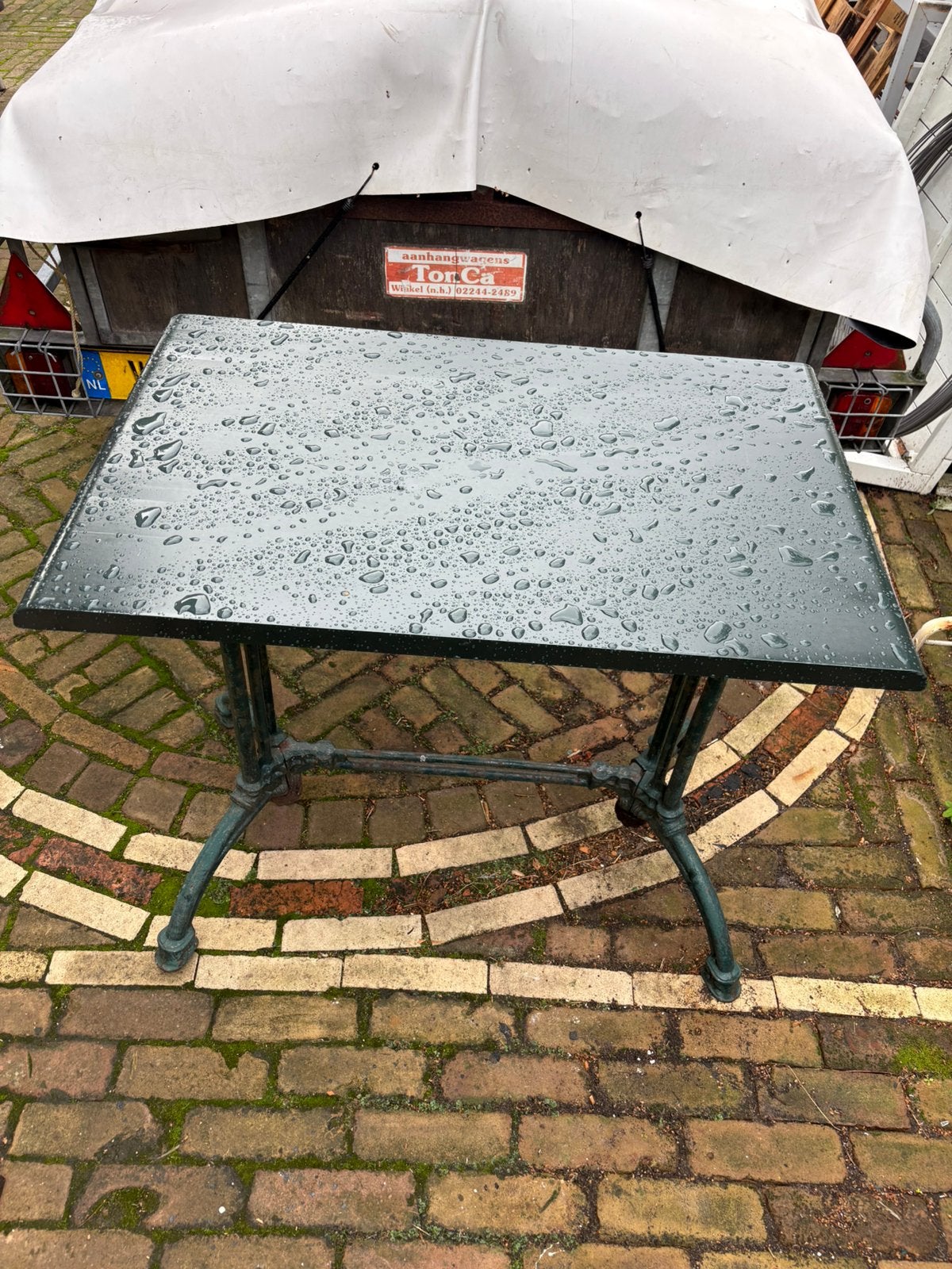 Mooie tuintafel met gietijzeren onderstel, goede staat, Ophalen, Zo goed als nieuw, Rechthoekig, Hout