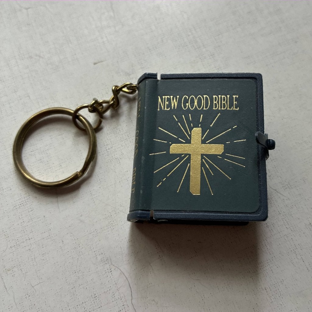 Sleutelhanger mini Bijbel New Good Bible, Ophalen of Verzenden, Zo goed als nieuw, Overige typen